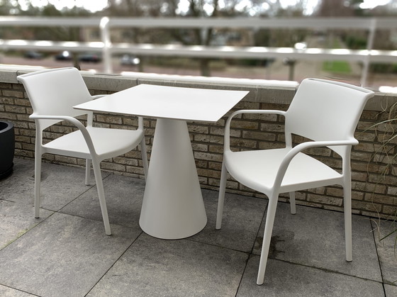 Image 1 of PEDRALI 2 Stühle und 1 Tisch, für den Innen- und Außenbereich