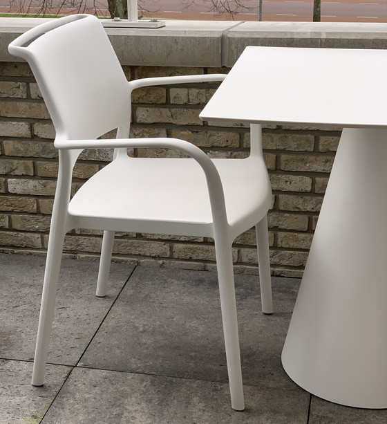 Image 1 of PEDRALI 2 Stühle und 1 Tisch, für den Innen- und Außenbereich