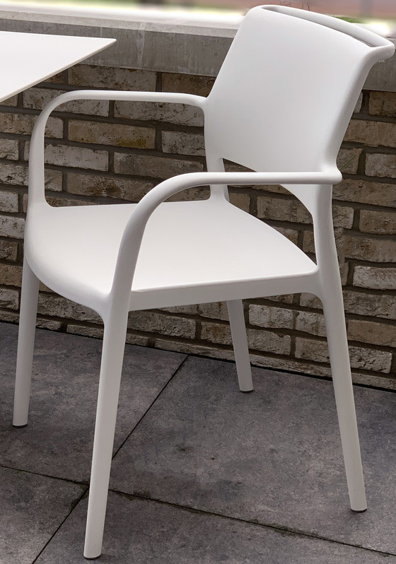 Image 1 of PEDRALI 2 Stühle und 1 Tisch, für den Innen- und Außenbereich