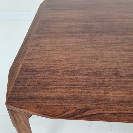 Image 1 of Italienischer quadratischer Couchtisch aus gefastem Nussbaum, Stildomus, 1960er Jahre