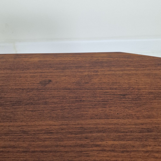 Image 1 of Italienischer quadratischer Couchtisch aus gefastem Nussbaum, Stildomus, 1960er Jahre