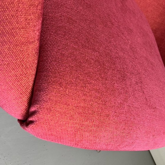 Image 1 of 1970S Lounge Stuhl in Rosa Stoff mit schwarzen Metallbeinen