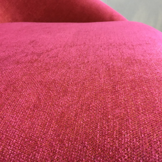 Image 1 of 1970S Lounge Stuhl in Rosa Stoff mit schwarzen Metallbeinen