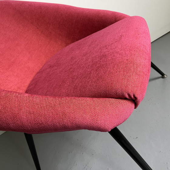 Image 1 of 1970S Lounge Stuhl in Rosa Stoff mit schwarzen Metallbeinen