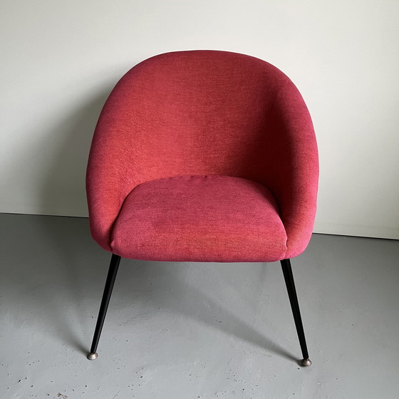 Image 1 of 1970S Lounge Stuhl in Rosa Stoff mit schwarzen Metallbeinen