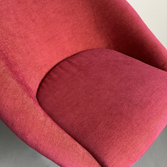 Image 1 of 1970S Lounge Stuhl in Rosa Stoff mit schwarzen Metallbeinen