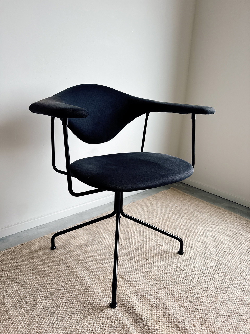 Gubi masculo swivel chair discount