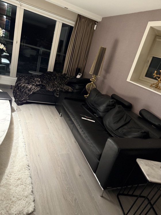 Image 1 of Italienisches schwarzes Sofa mit Lounge. Und Lose Hocker