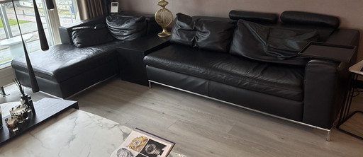 Italienisches schwarzes Sofa mit Lounge. Und Lose Hocker