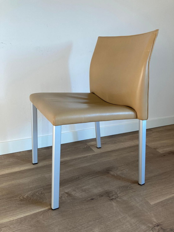 Image 1 of 6 Leolux Myto Esszimmerstühle aus Leder Sand