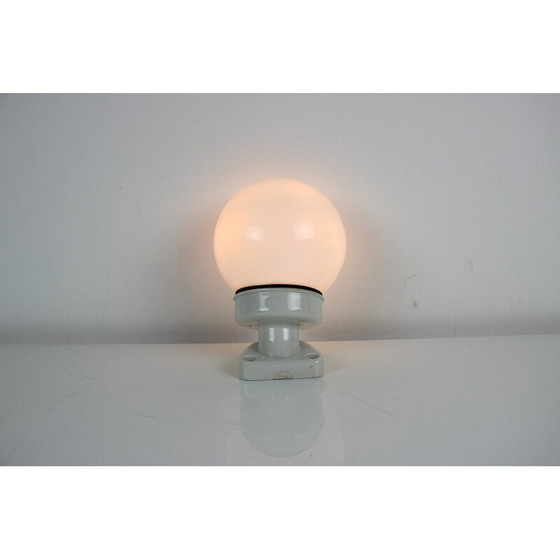 Image 1 of Vintage Wandleuchte aus Porzellan und Opalglas, Tschechoslowakei 1960er Jahre