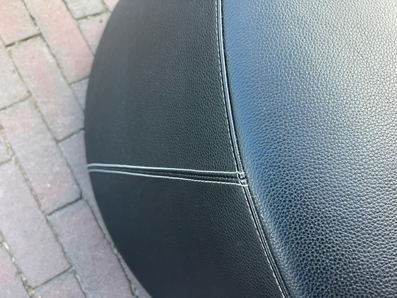 Image 1 of Leolux Moreno runder Puff schwarzes Leder