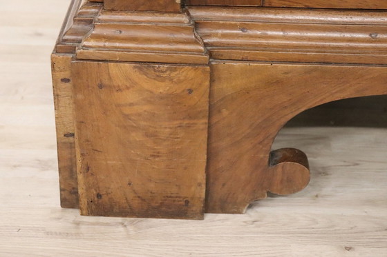 Image 1 of Antiker Kleiderschrank aus massivem Nussbaumholz, spätes 17.