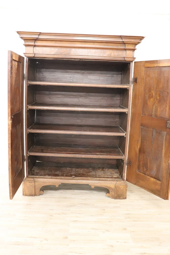 Image 1 of Antiker Kleiderschrank aus massivem Nussbaumholz, spätes 17.