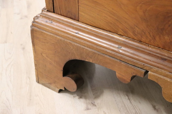 Image 1 of Antiker Kleiderschrank aus massivem Nussbaumholz, spätes 17.