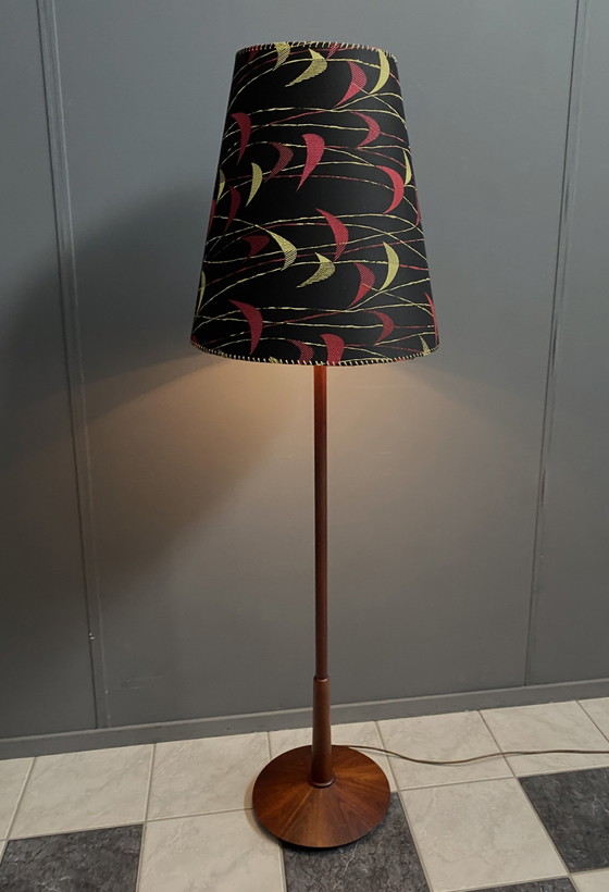 Image 1 of Dänische Stehlampe aus Teakholz mit Schwarz und Rot , Gelb Schirm aus den 1960er Jahren