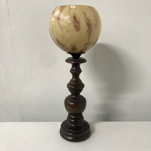 Tischleuchte mit marmorierter Glaskugel