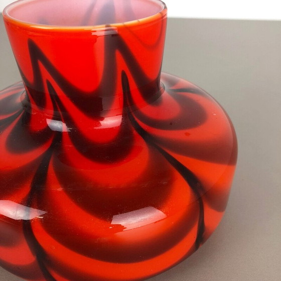 Image 1 of Kleine rote Pop Art Vase Florence aus Opalin
