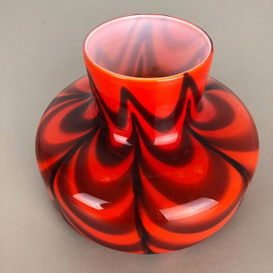 Image 1 of Kleine rote Pop Art Vase Florence aus Opalin