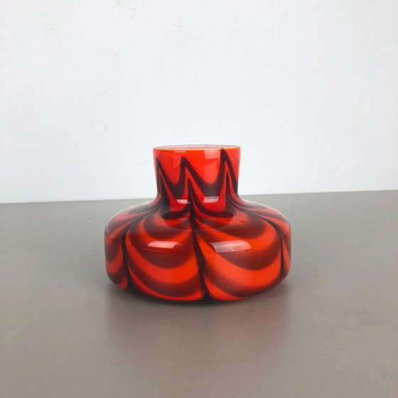 Image 1 of Kleine rote Pop Art Vase Florence aus Opalin