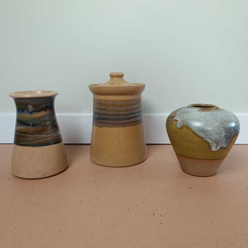 Keramische Vasen und Töpfe