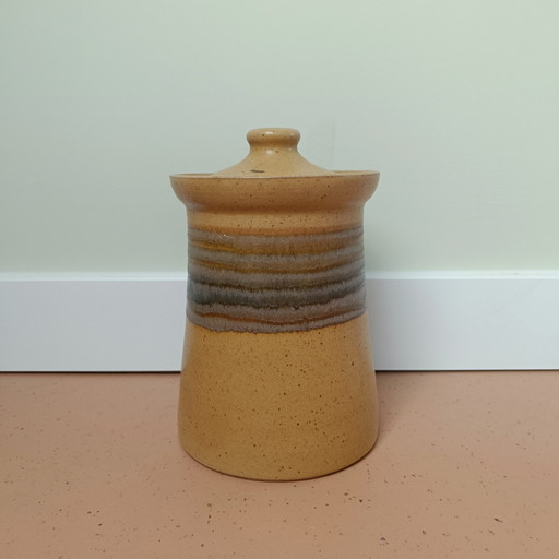 Keramische Vasen und Töpfe