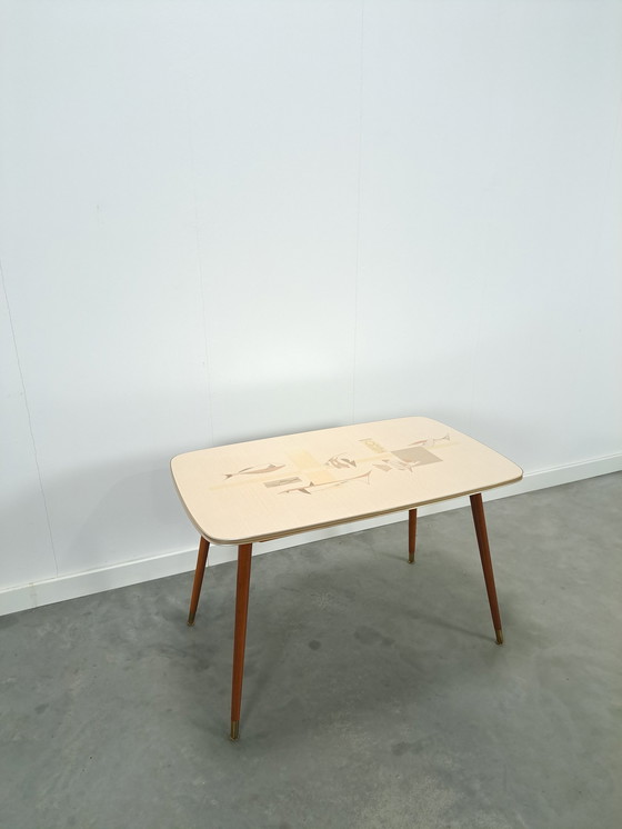Image 1 of Formica-Couchtisch mit Messingbeinen und Fisch