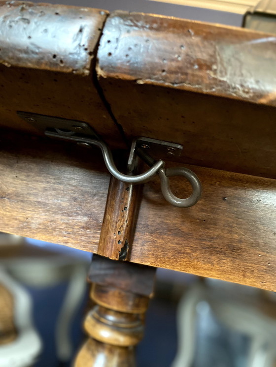 Image 1 of Antiker runder Tisch mit 8 Stühlen