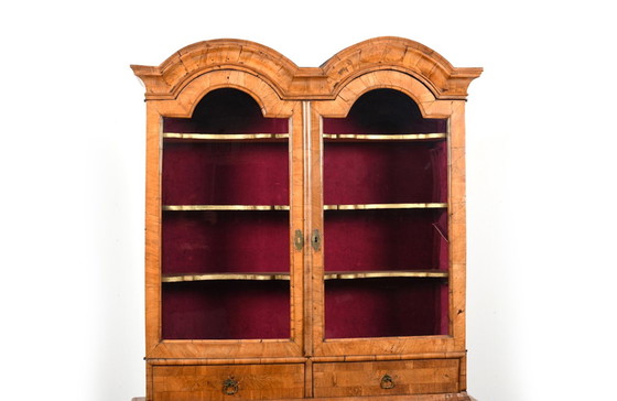 Image 1 of Antiker Nussbaum-Vitrinenschrank