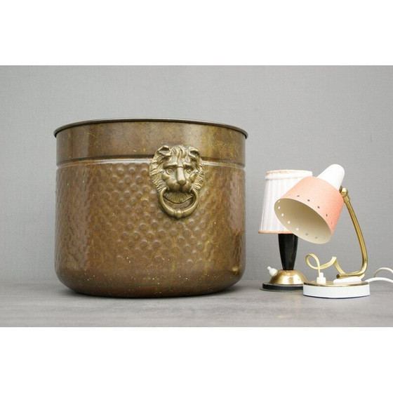 Image 1 of Blumentopf aus Messing mit Löwenköpfen, 1900