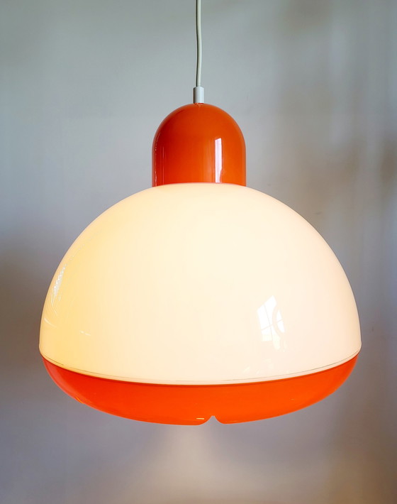Image 1 of Vintage-Plexiglas-Pendelleuchte aus dem Weltraumzeitalter, orange und weiß, wahrscheinlich 1970er Jahre
