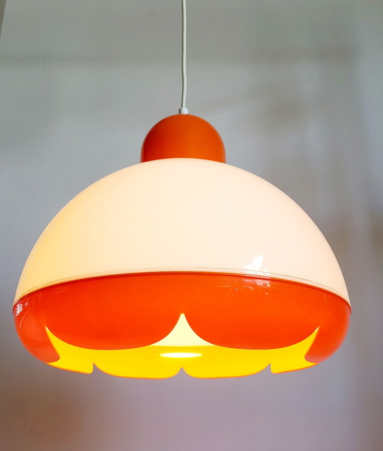 Image 1 of Vintage-Plexiglas-Pendelleuchte aus dem Weltraumzeitalter, orange und weiß, wahrscheinlich 1970er Jahre
