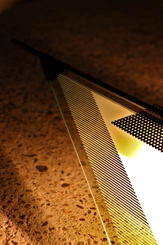 Image 1 of Wandleuchte - Dreieckige Glasscheibe - Perforiertes schwarzes Metall