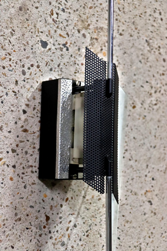 Image 1 of Wandleuchte - Dreieckige Glasscheibe - Perforiertes schwarzes Metall