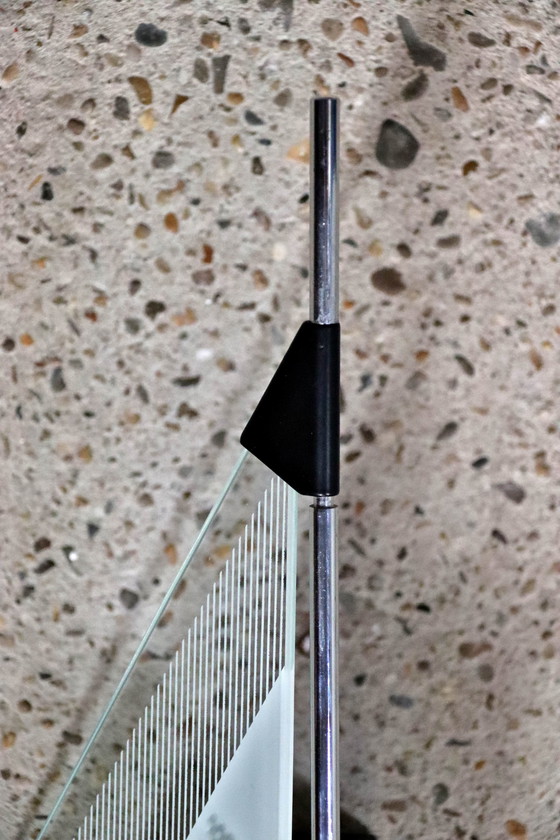 Image 1 of Wandleuchte - Dreieckige Glasscheibe - Perforiertes schwarzes Metall