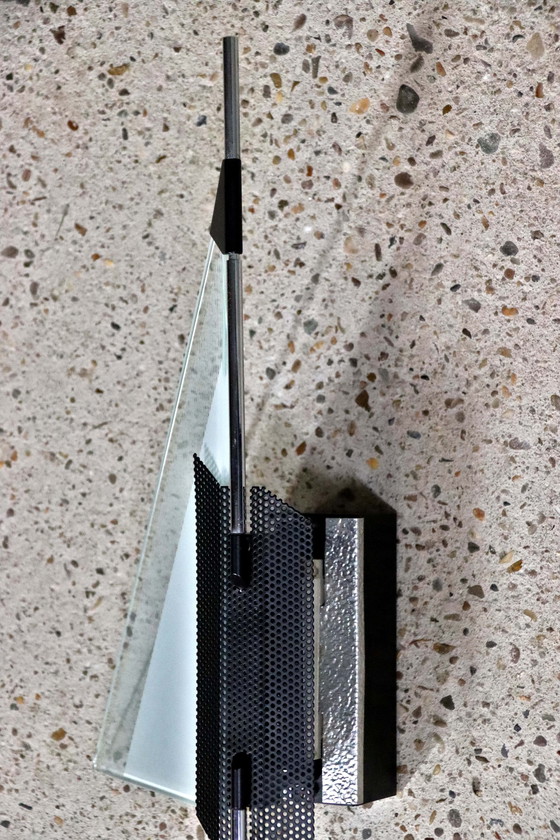 Image 1 of Wandleuchte - Dreieckige Glasscheibe - Perforiertes schwarzes Metall