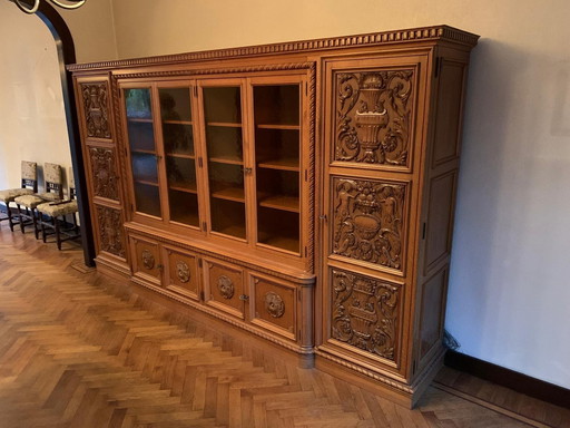 Wandschrank aus massiver Eiche