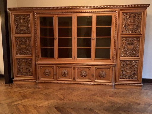 Wandschrank aus massiver Eiche