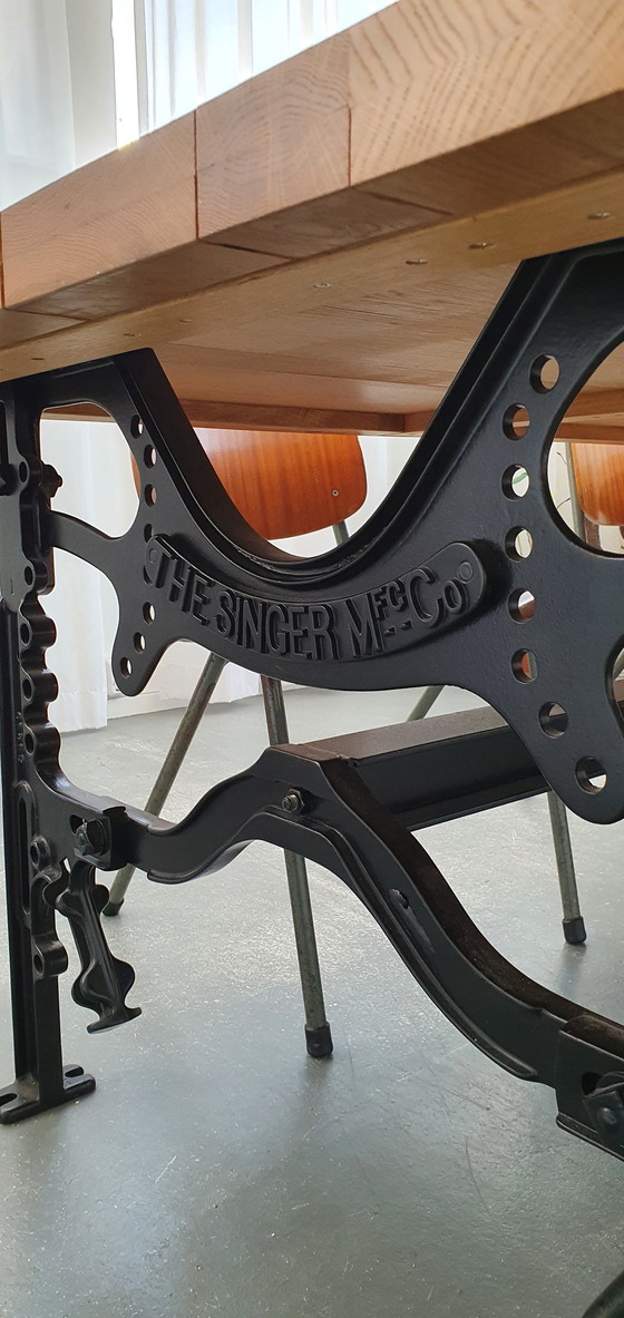Image 1 of Massiver Eichentisch mit historischem Singer-Industriegestell