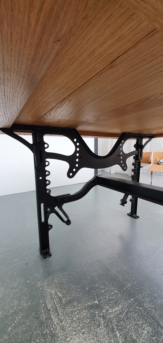 Image 1 of Massiver Eichentisch mit historischem Singer-Industriegestell