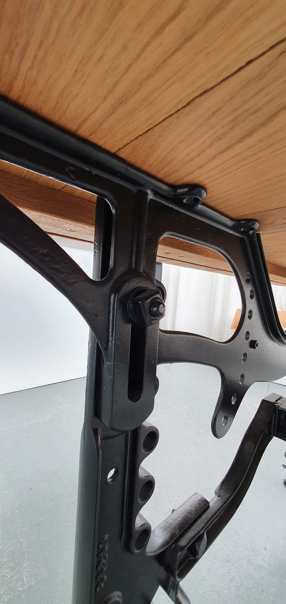 Image 1 of Massiver Eichentisch mit historischem Singer-Industriegestell