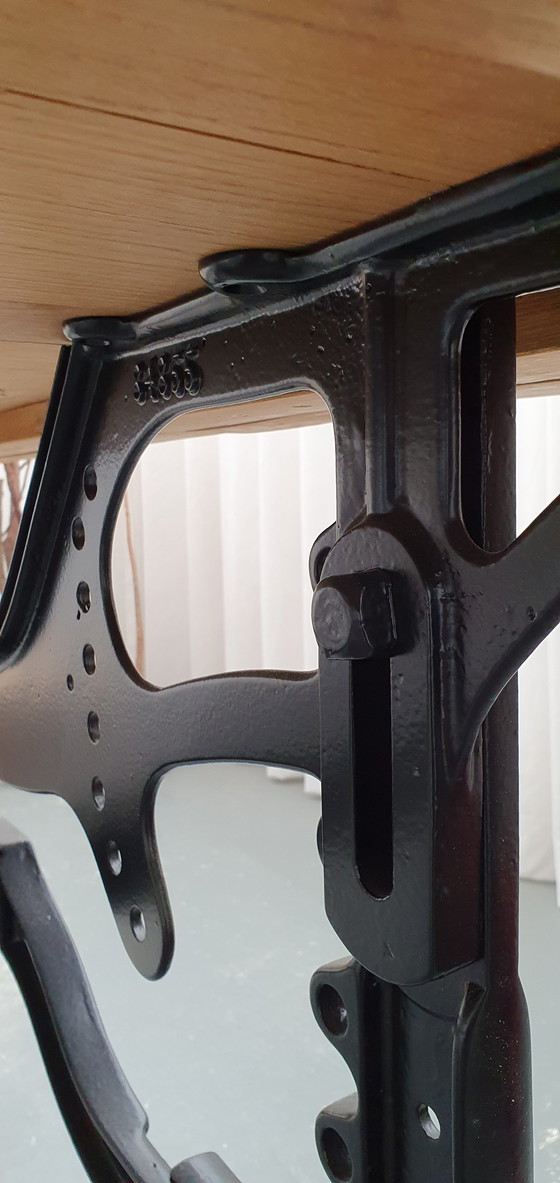 Image 1 of Massiver Eichentisch mit historischem Singer-Industriegestell