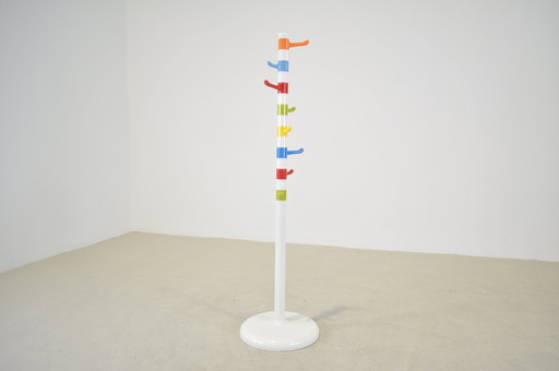 Garderobe im Memphis-Stil