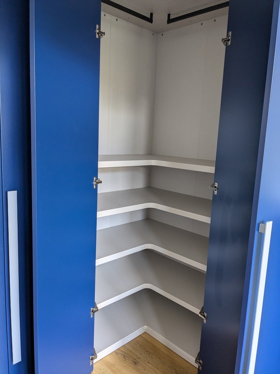 Image 1 of Novamobili Eckkleiderschrank mit Flügeltüren Blau + Kommode Blau / Hellblau