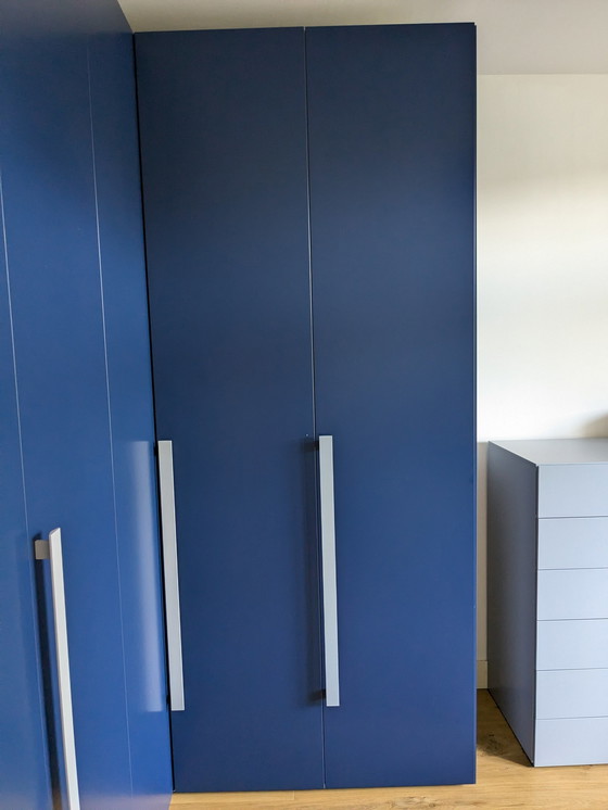 Image 1 of Novamobili Eckkleiderschrank mit Flügeltüren Blau + Kommode Blau / Hellblau