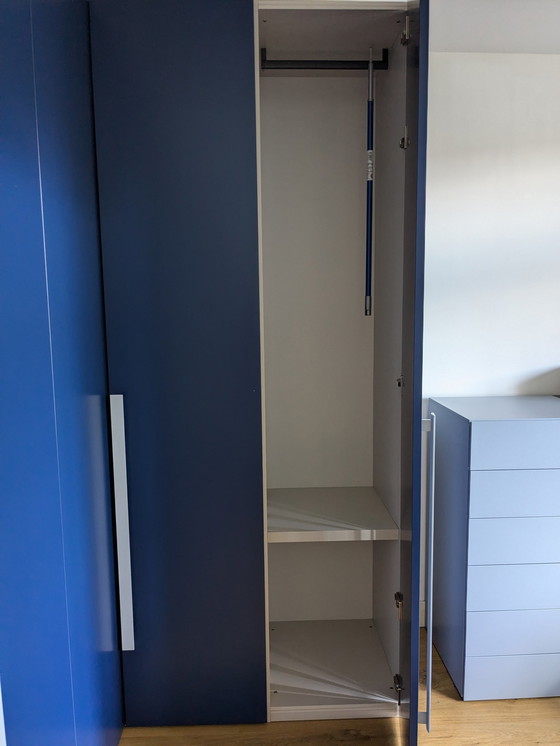 Image 1 of Novamobili Eckkleiderschrank mit Flügeltüren Blau + Kommode Blau / Hellblau