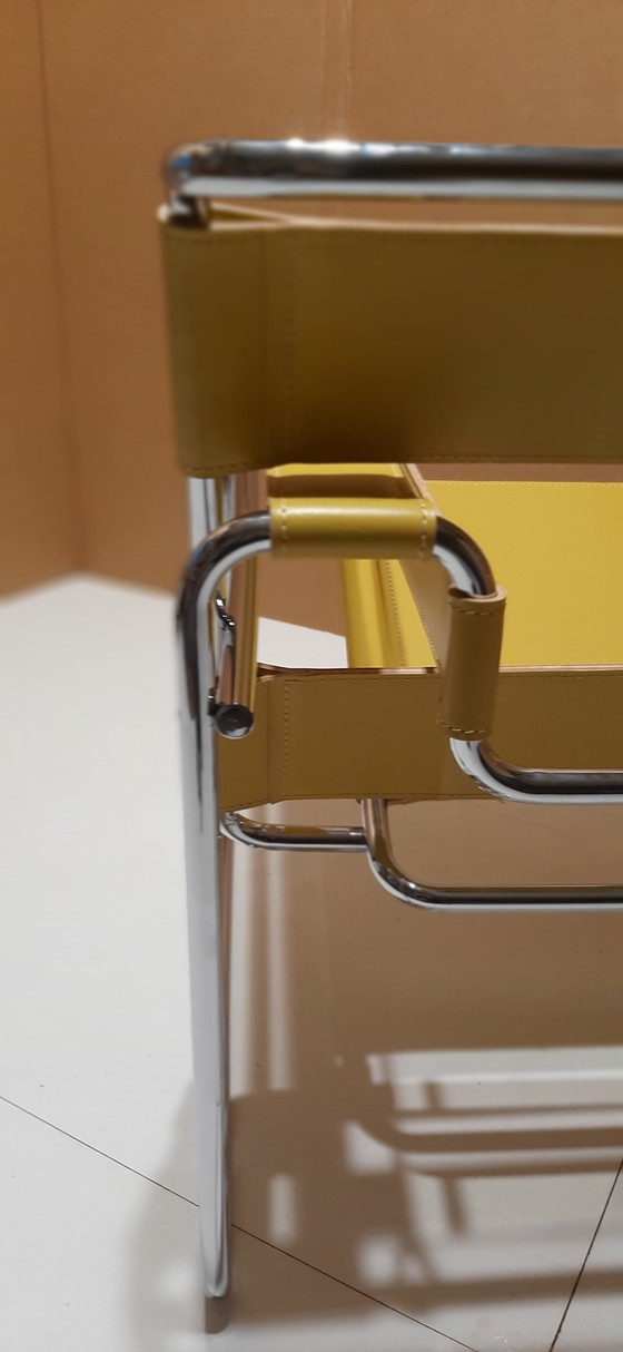 Image 1 of Knoll Wassily B3 New-Never-Used Armchair In Bernstein Leder von Marcel Breuer