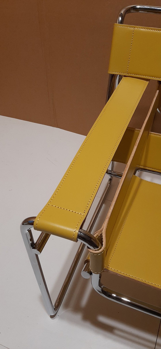 Image 1 of Knoll Wassily B3 New-Never-Used Armchair In Bernstein Leder von Marcel Breuer