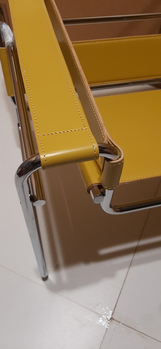 Image 1 of Knoll Wassily B3 New-Never-Used Armchair In Bernstein Leder von Marcel Breuer