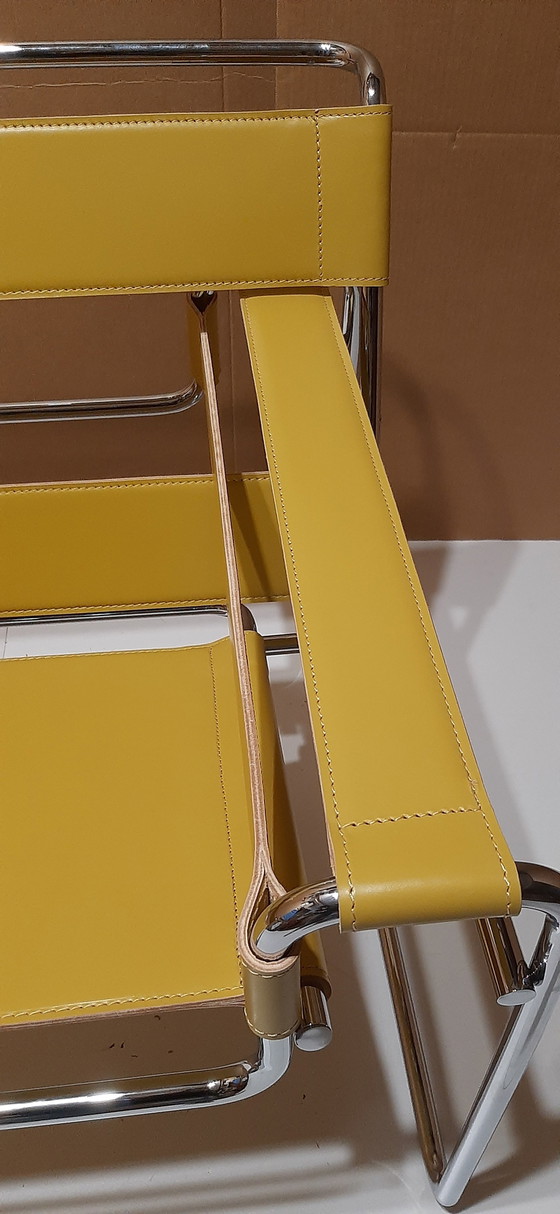 Image 1 of Knoll Wassily B3 New-Never-Used Armchair In Bernstein Leder von Marcel Breuer